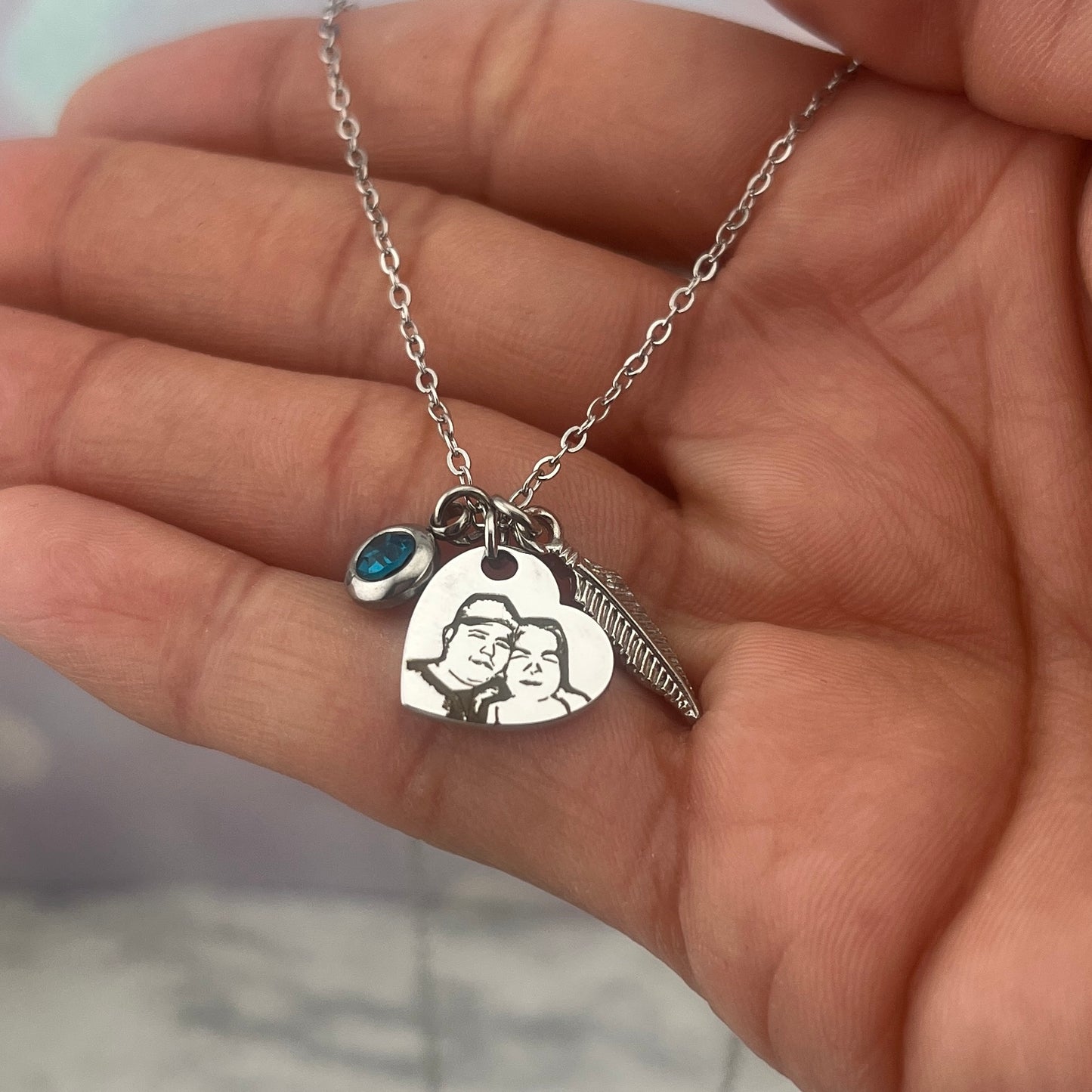 Collar de foto con zirconia y pluma