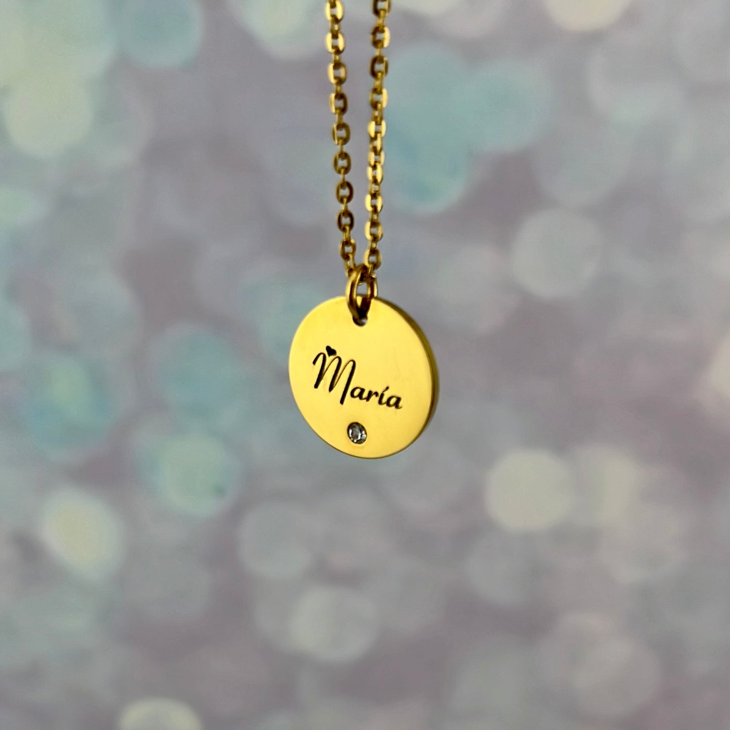 Collar delicado con brillante y nombre