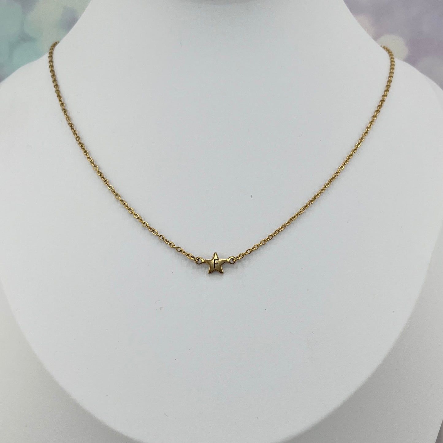 Collar delicado de estrella mini con inicial