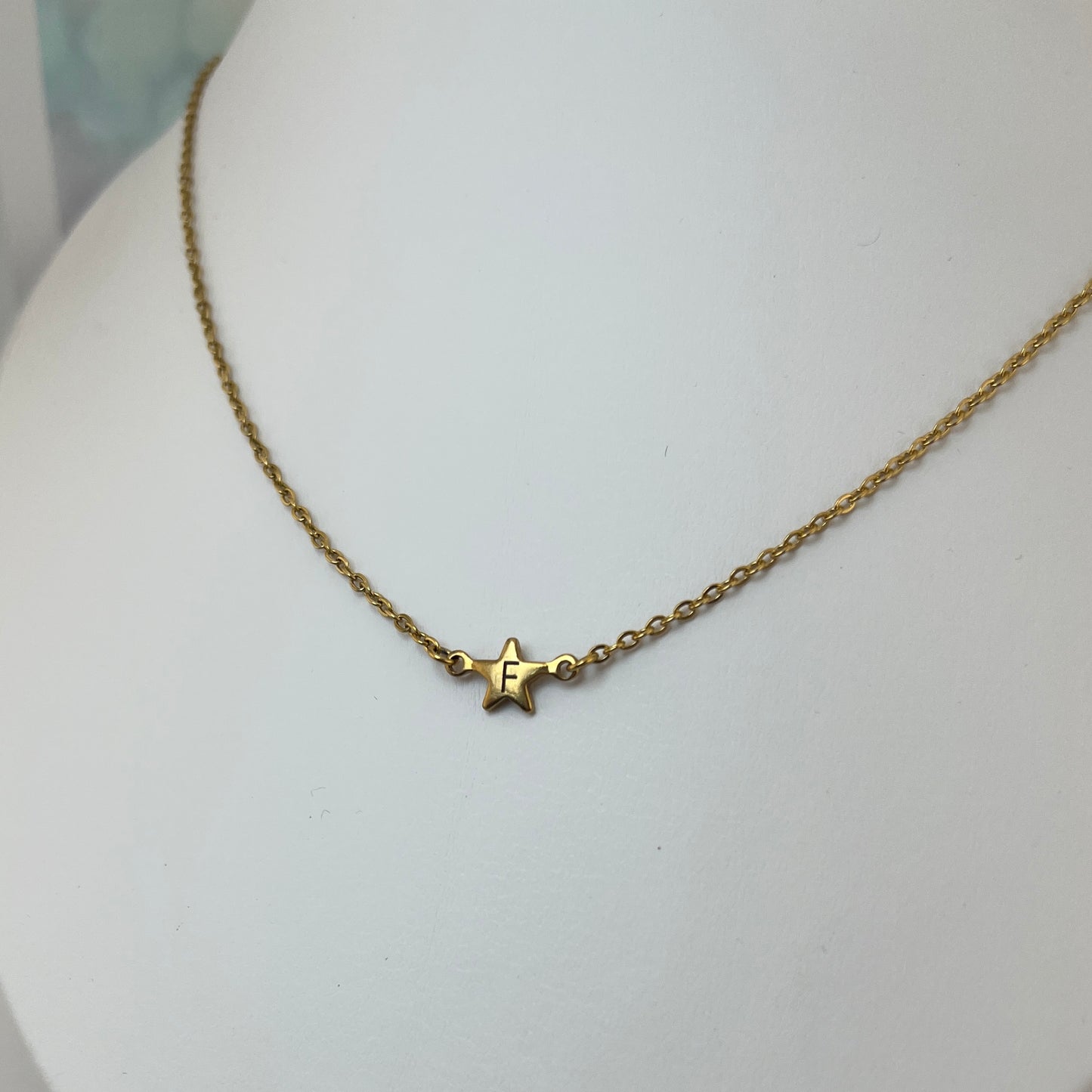 Collar delicado de estrella mini con inicial