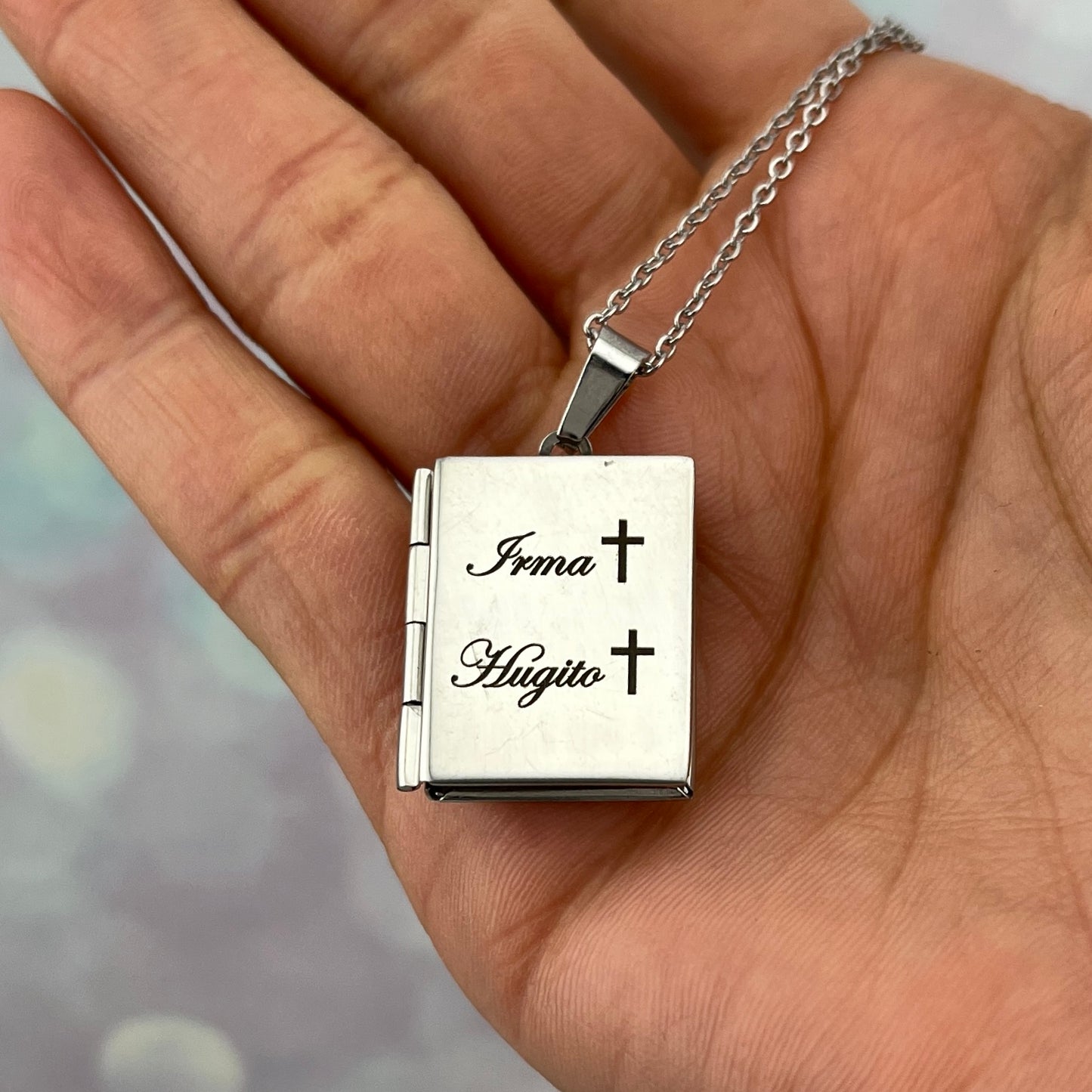 Collar relicario libro