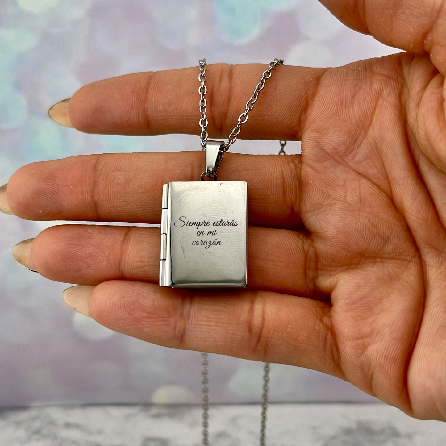 Collar relicario libro