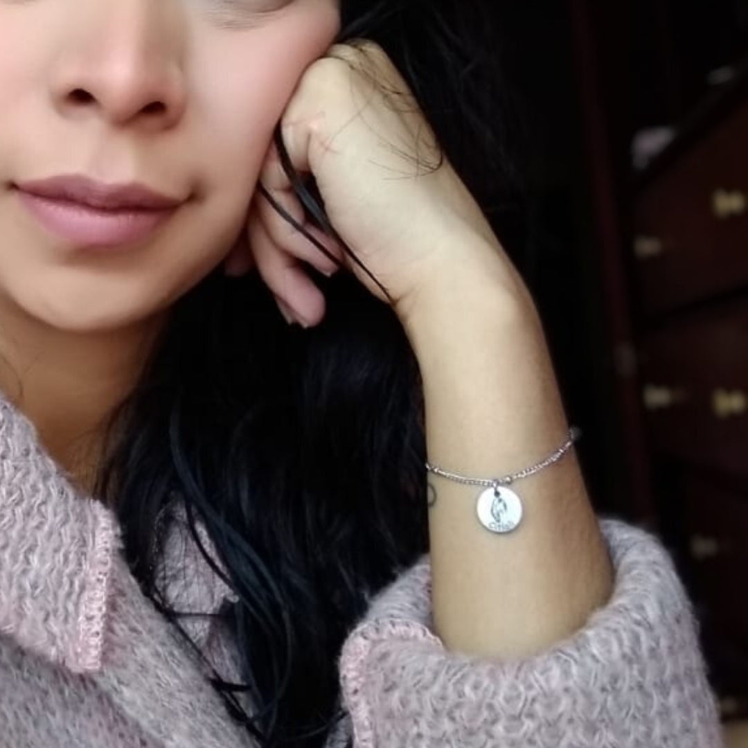 Pulsera de circulo con grabado de LOAmoji y nombre