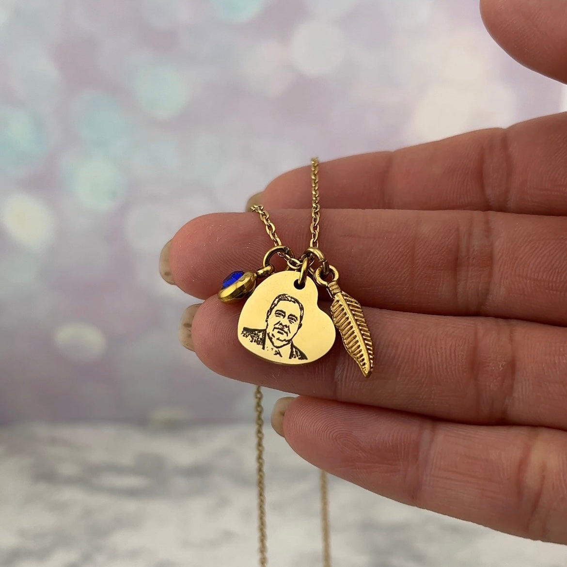 Collar de foto con zirconia y pluma