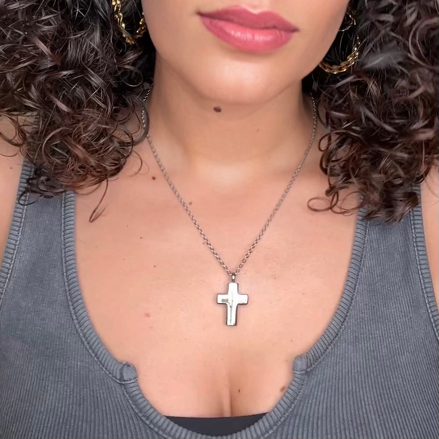Collar de urna de cruz