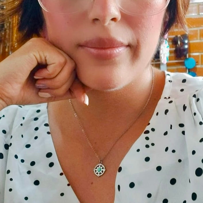 Collar delicado brújula con ópalo