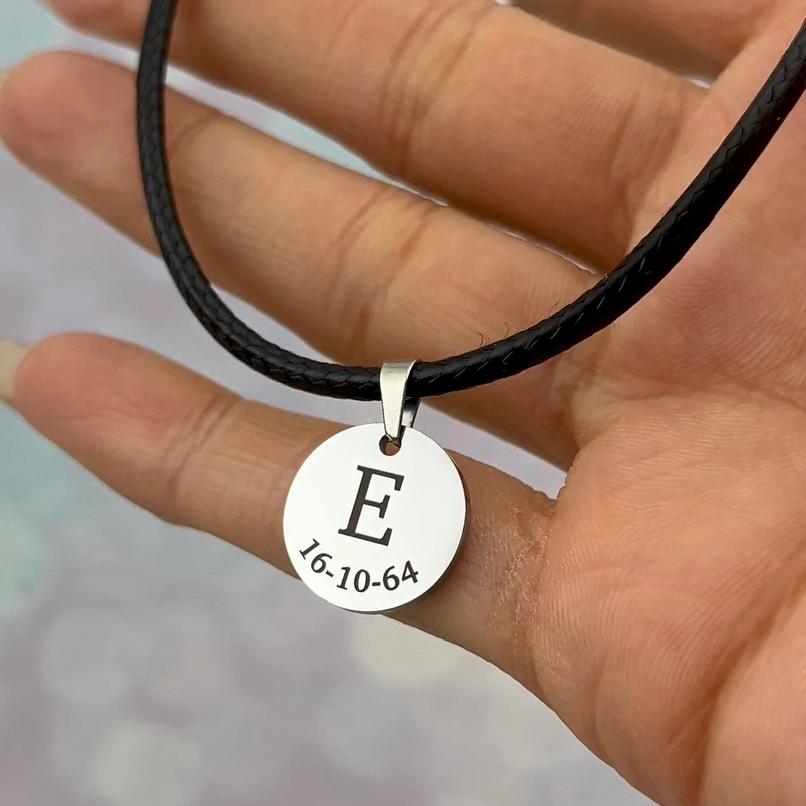 Collar cuerito con inicial y fecha