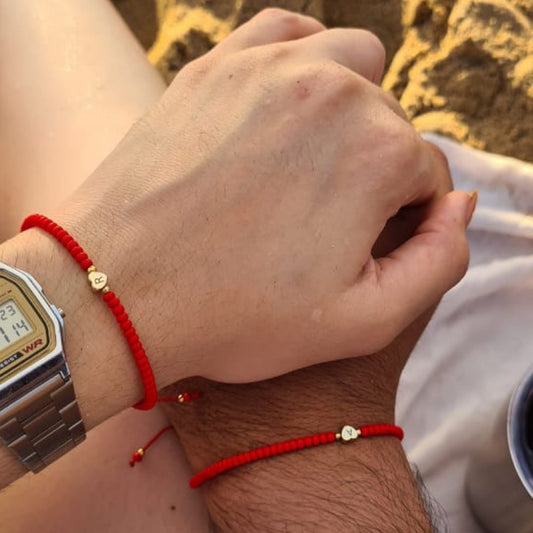 Pulseras de parejas de Shakira con dije corazón grabado inicial