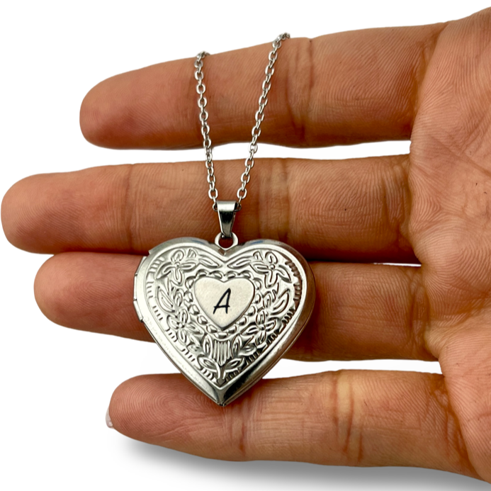 Collar relicario corazón inicial