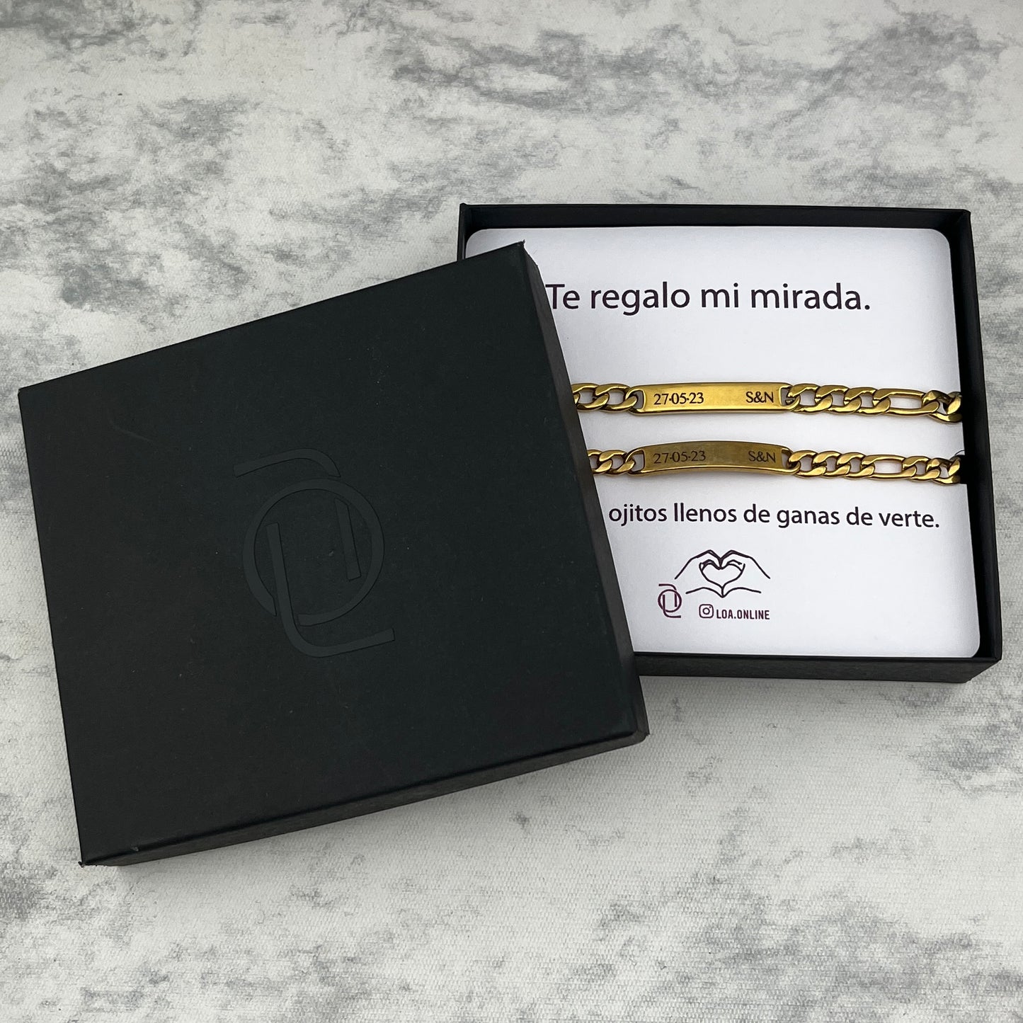 Caja de regalo negra con frase