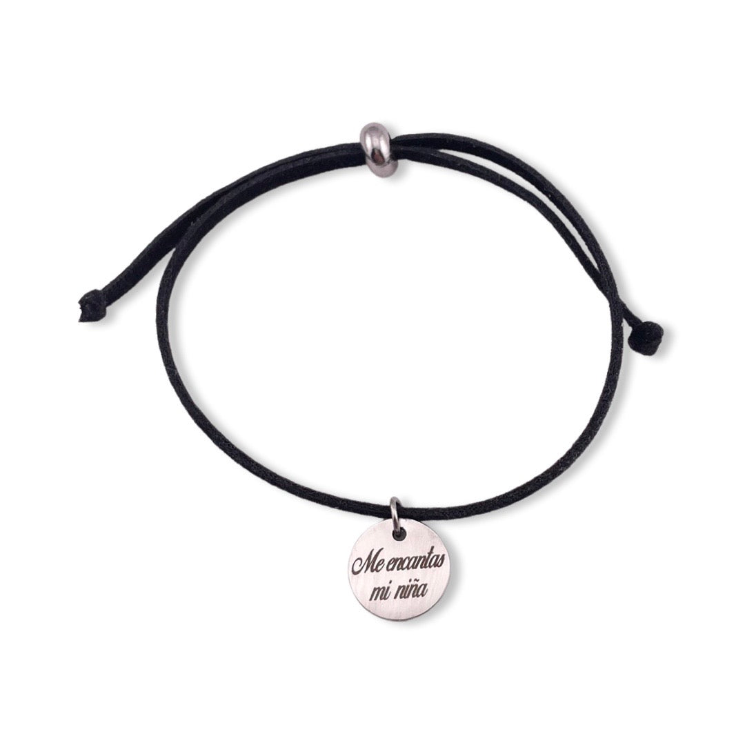 Pulsera de gamuza con dije personalizado grabada por ambos lados