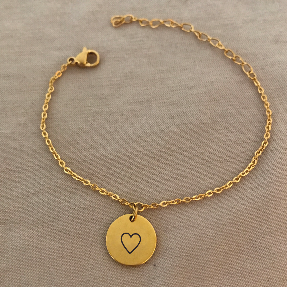 Tobillera delicada con dije redondo con grabado de corazón