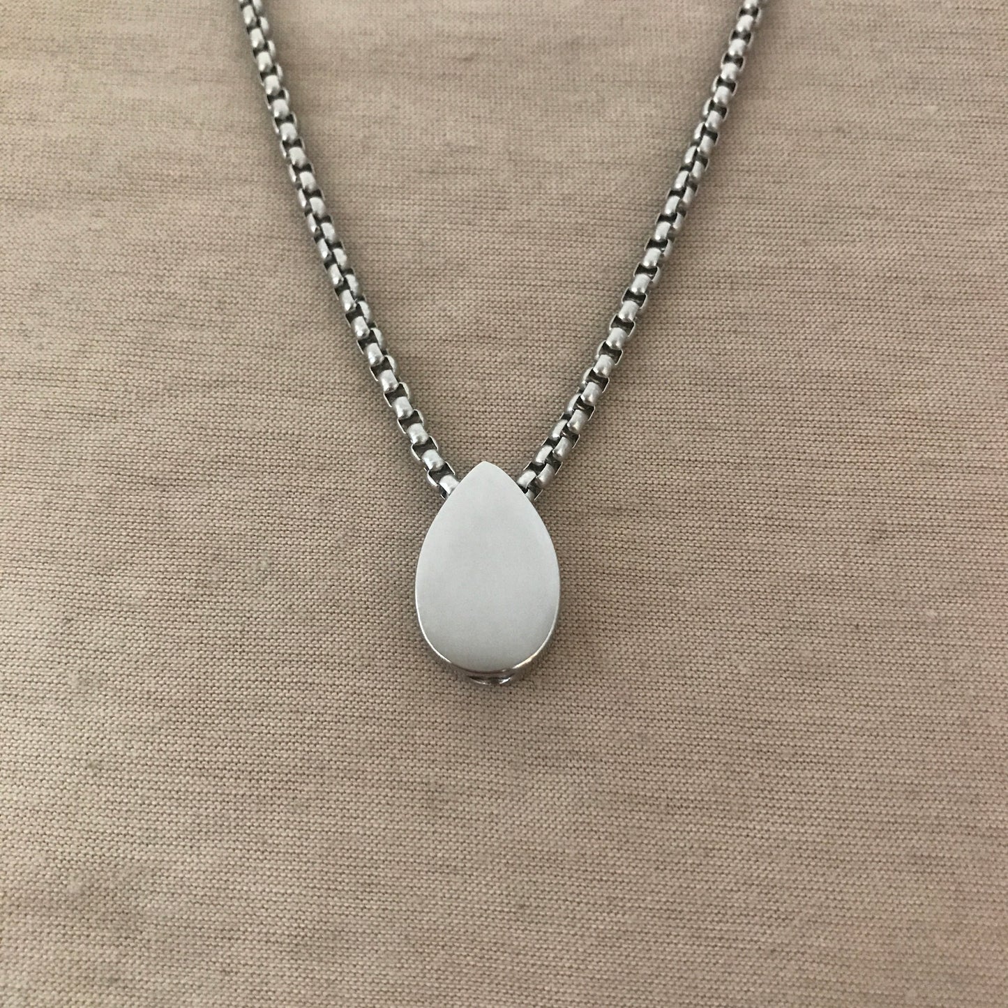 Collar de urna de gota