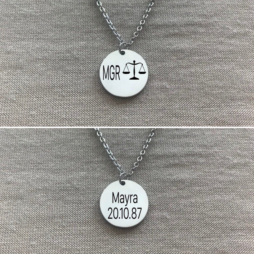 Collar de abogada con tus iniciales