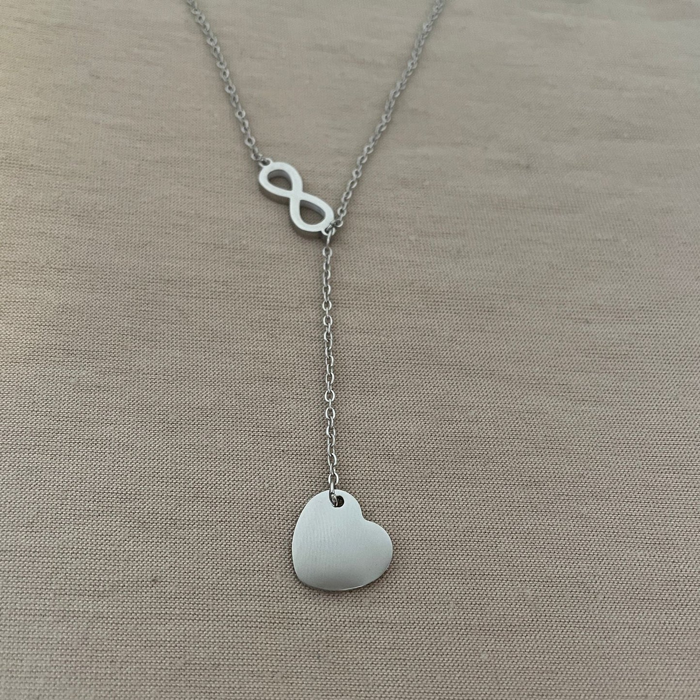Collar asimétrico de infinito con corazón