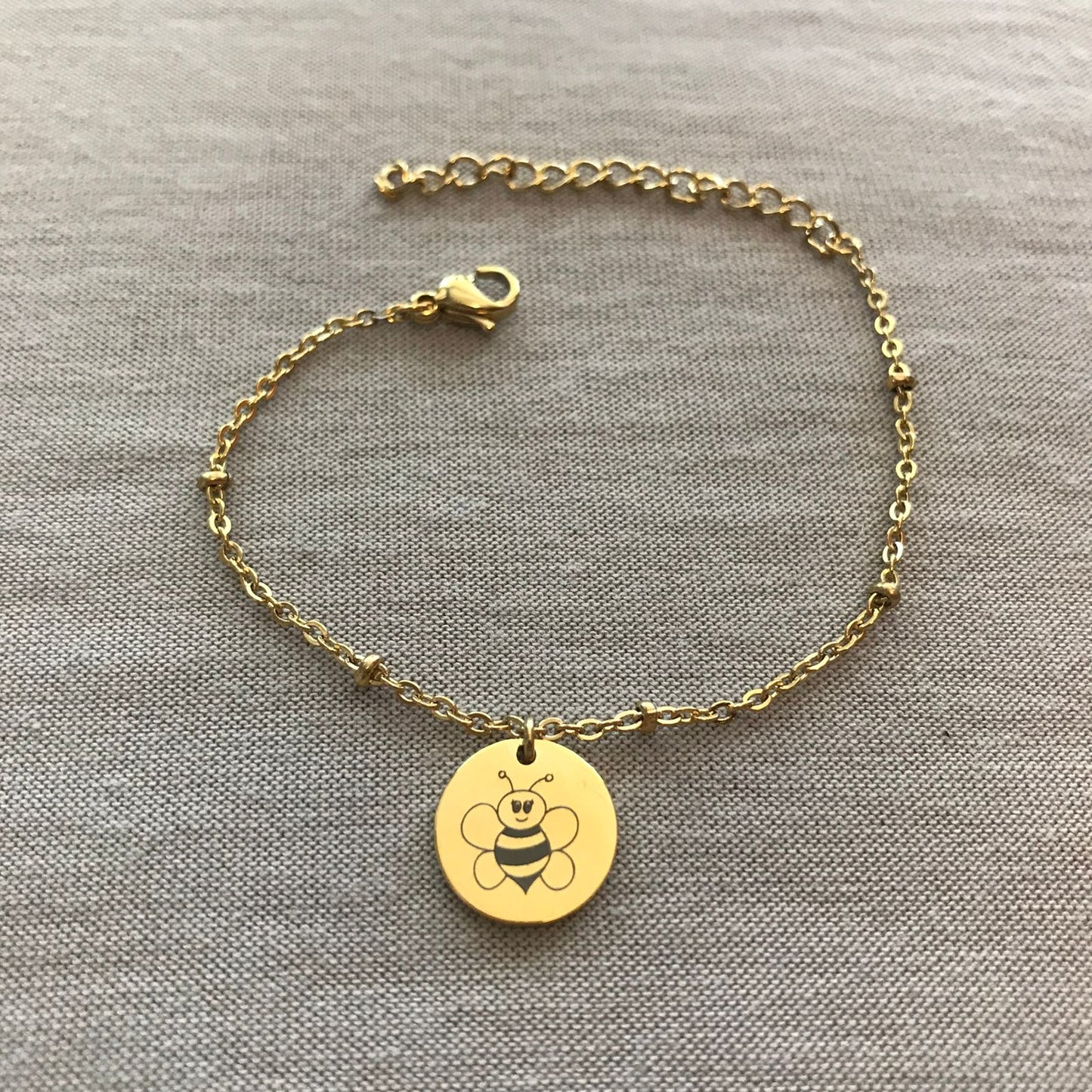 Pulsera unisex con dije de abejita
