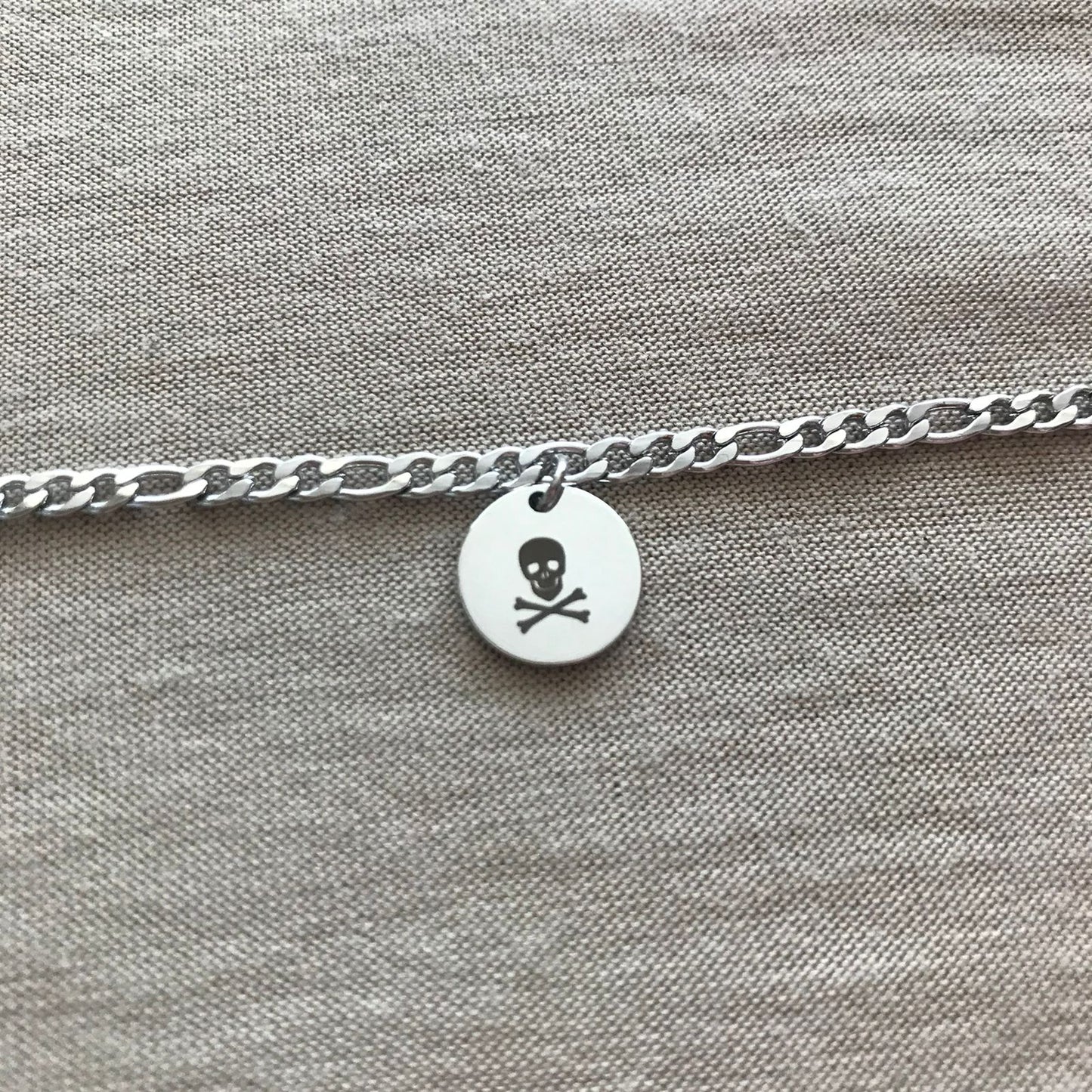 Tobillera unisex con dije de calavera