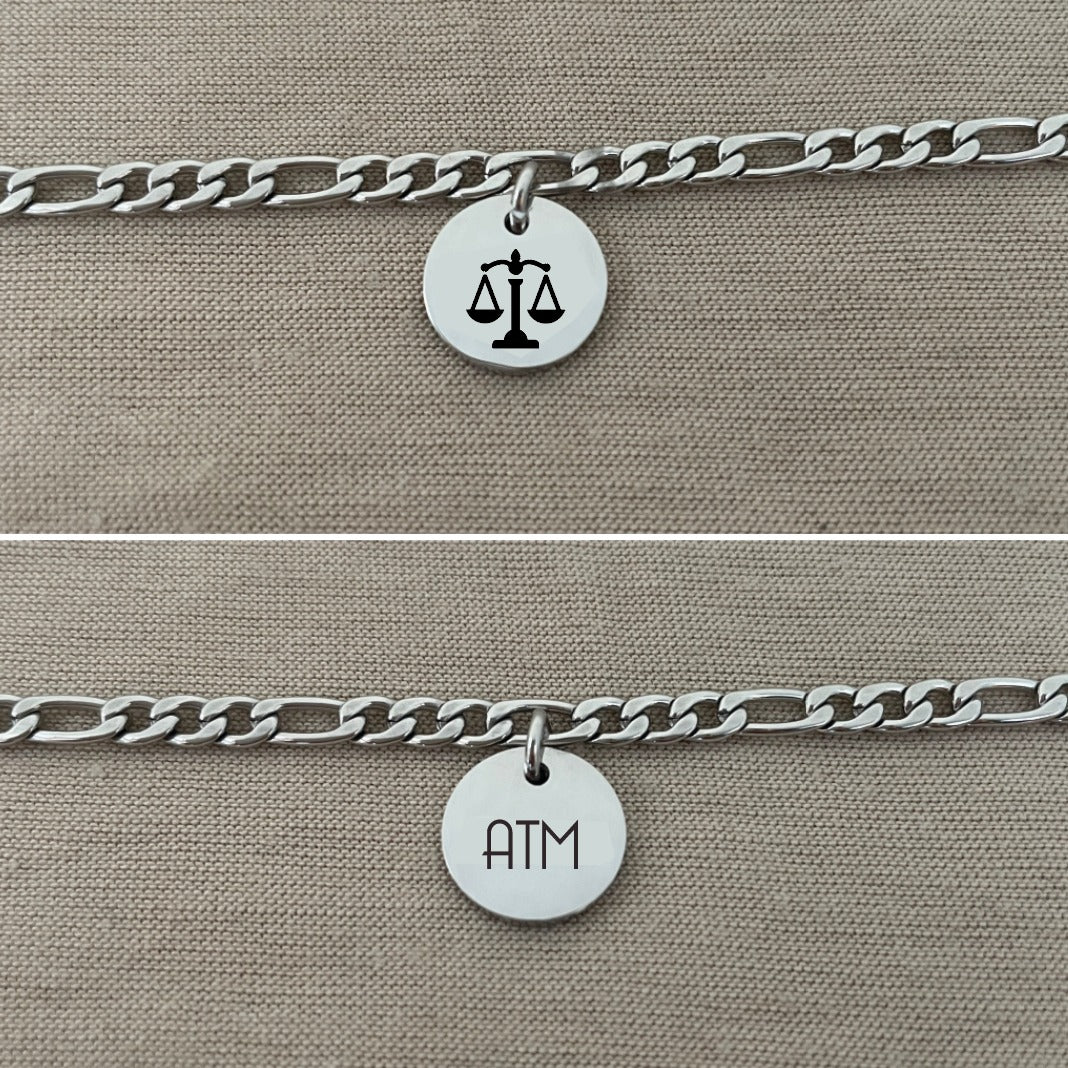 Pulsera unisex con dije de balanza e iniciales