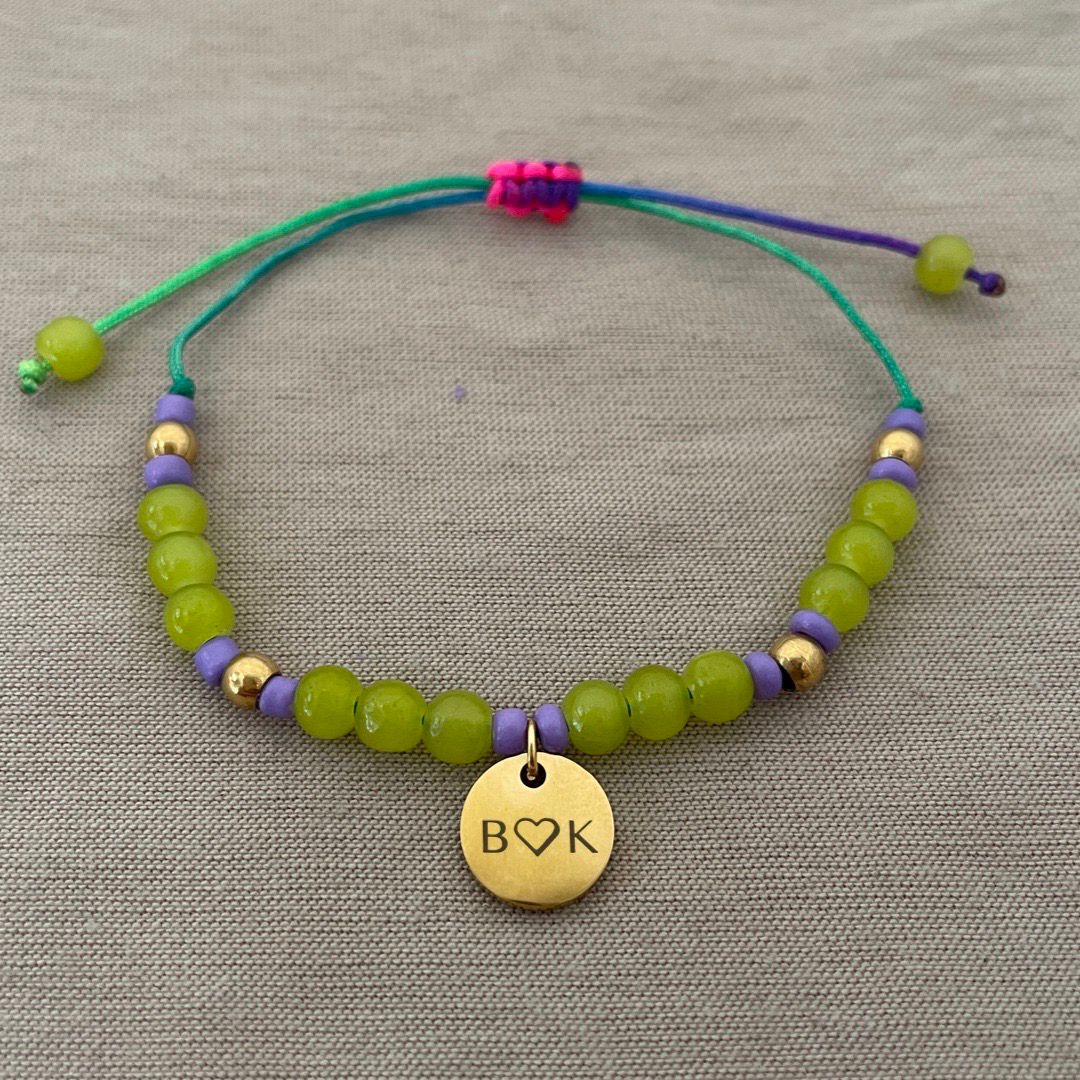 Pulsera delicada multicolor con dije
