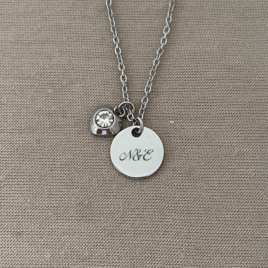 Collar delicado con zirconia y moneda grabada