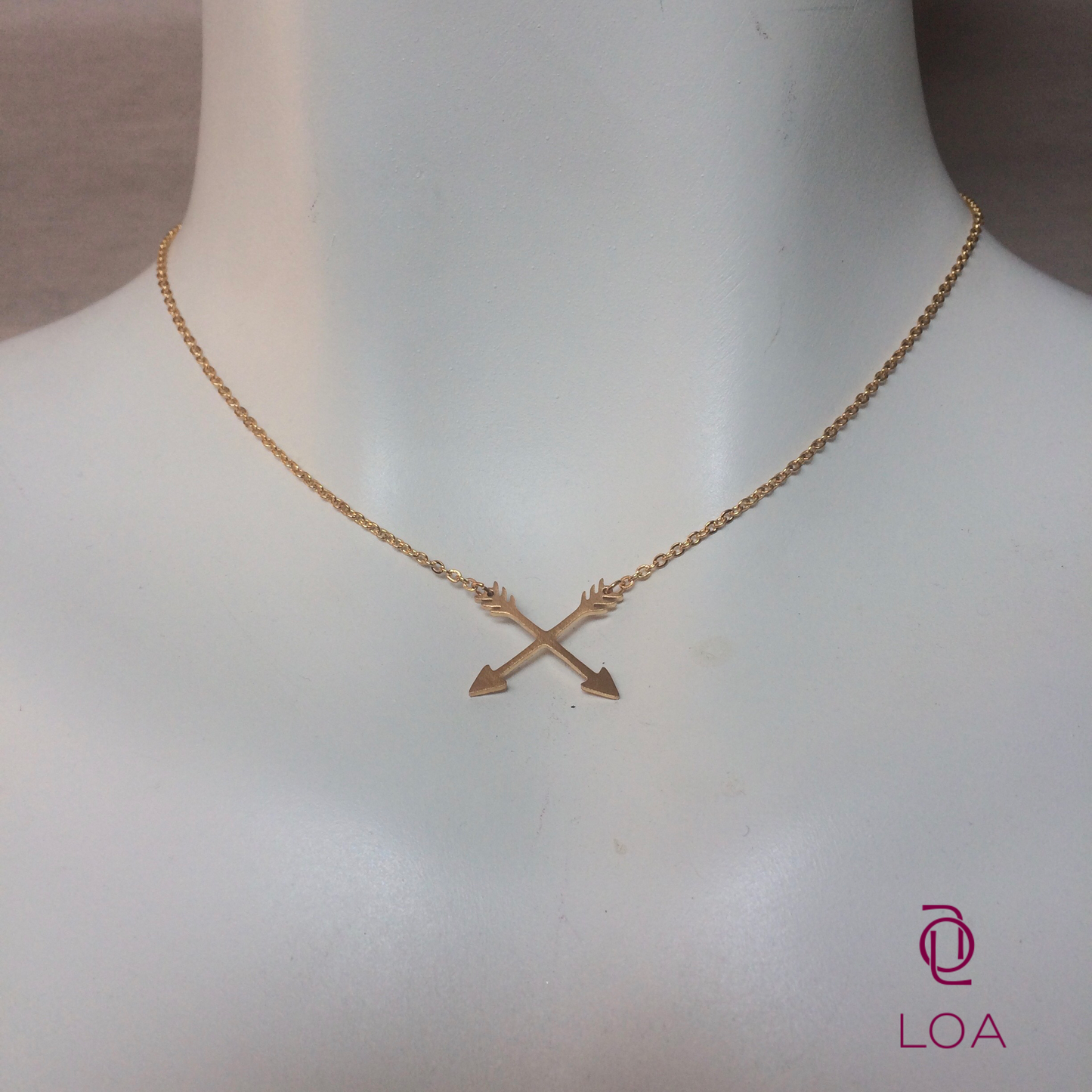 Collar delicado de acero inoxidable de flechas cruzadas