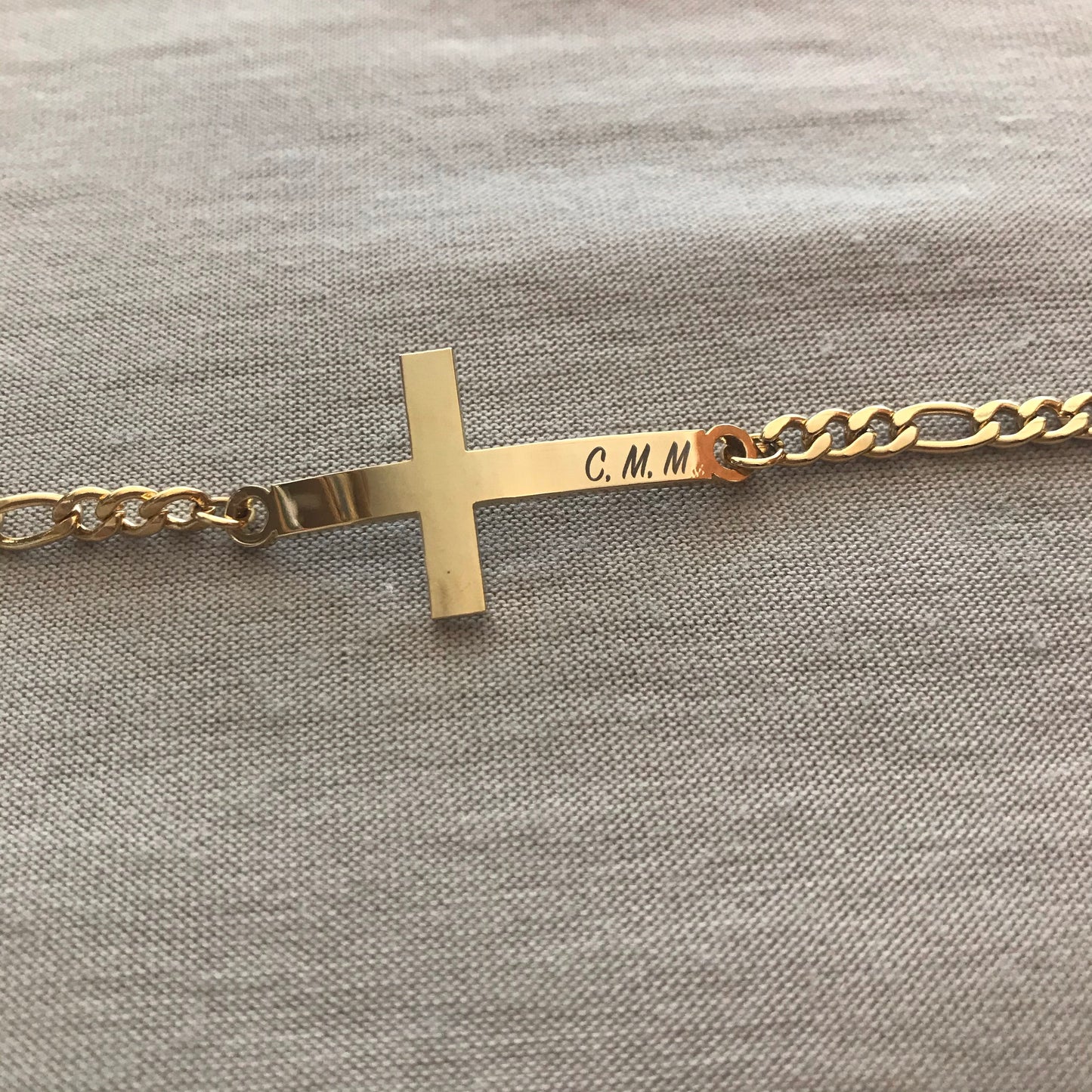 Pulsera de hombre con dije de cruz curva personalizada