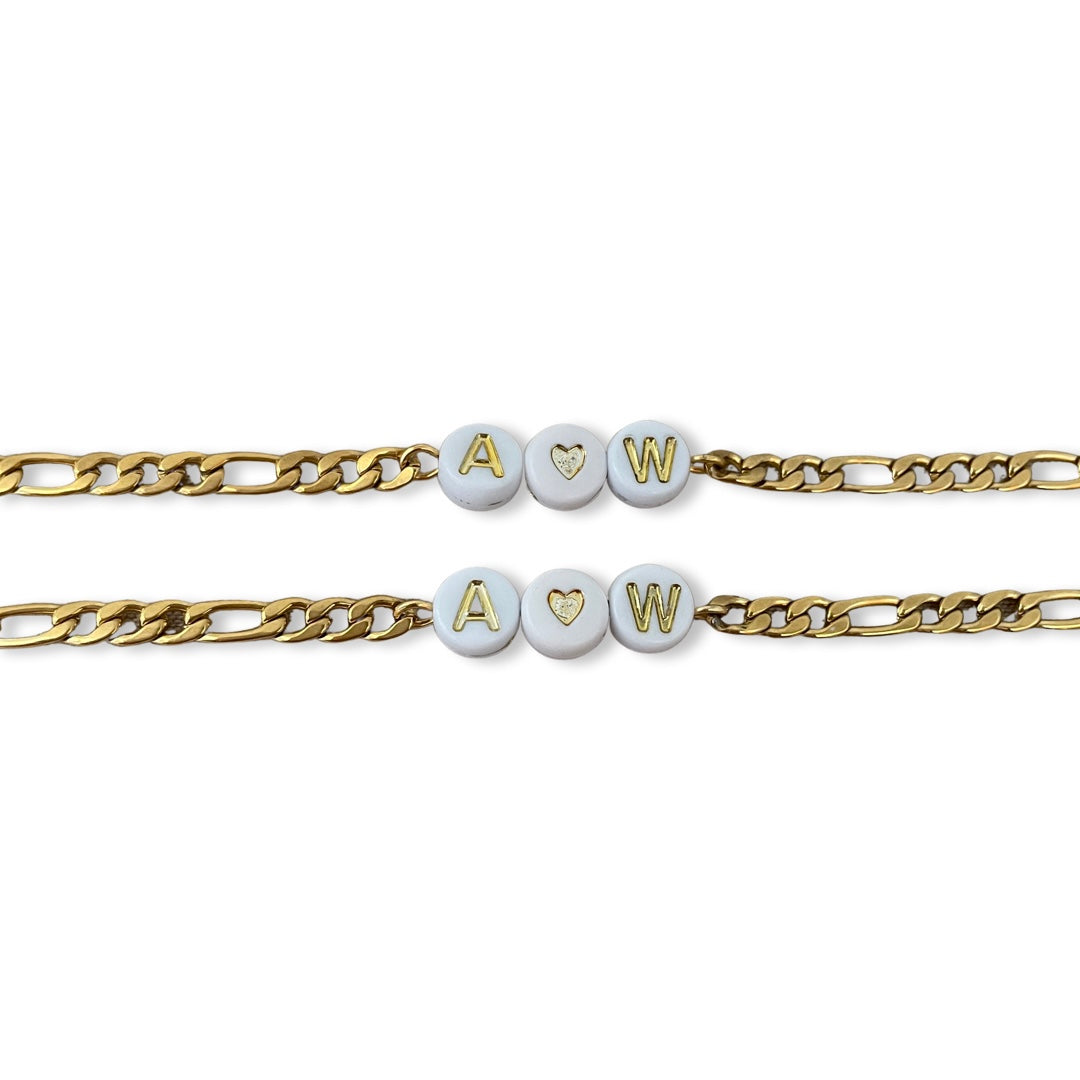 Pulseras de parejas con iniciales de acrílico