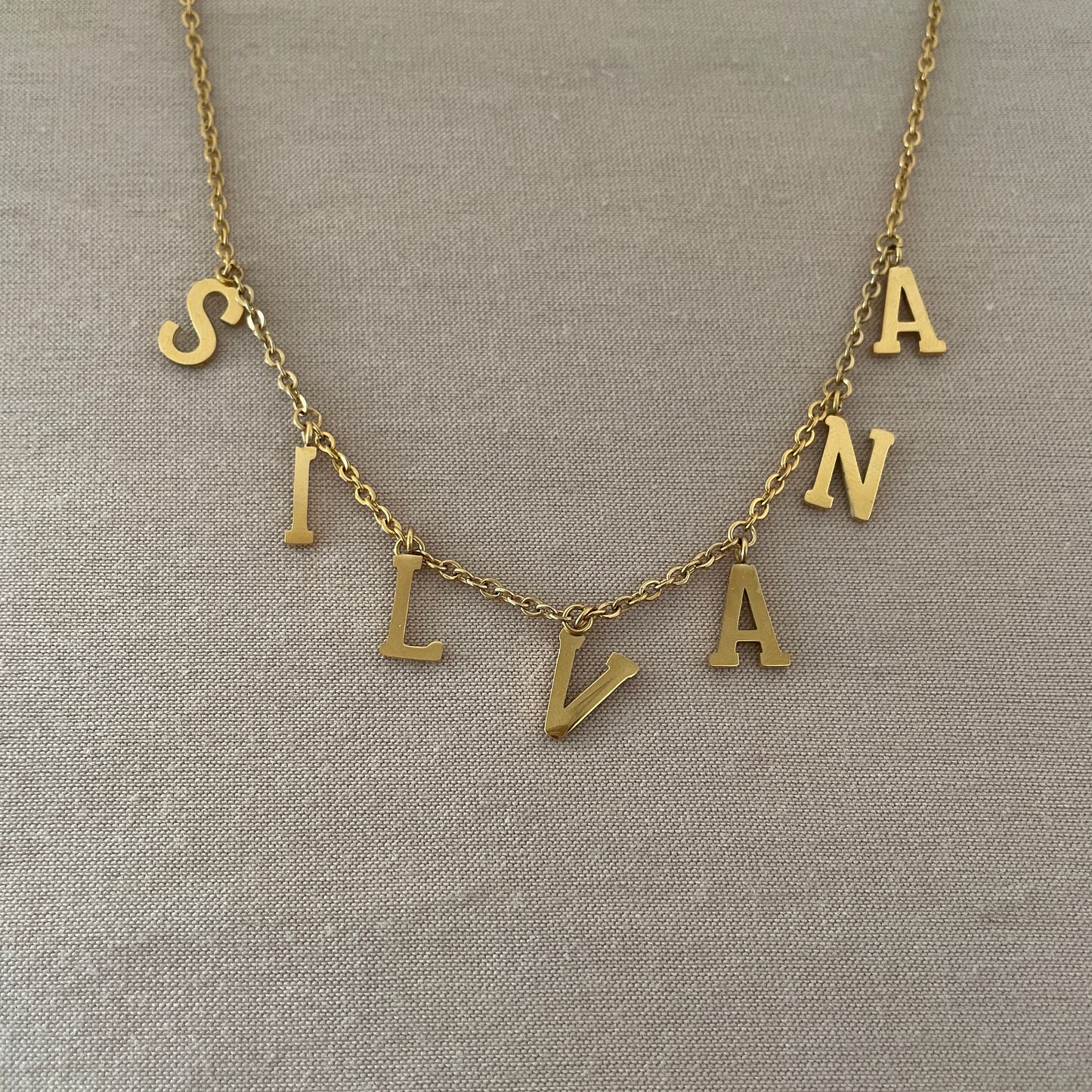 Collar delicado de nombre colgante ($250 x 3 letras · +$30 x letra extra)