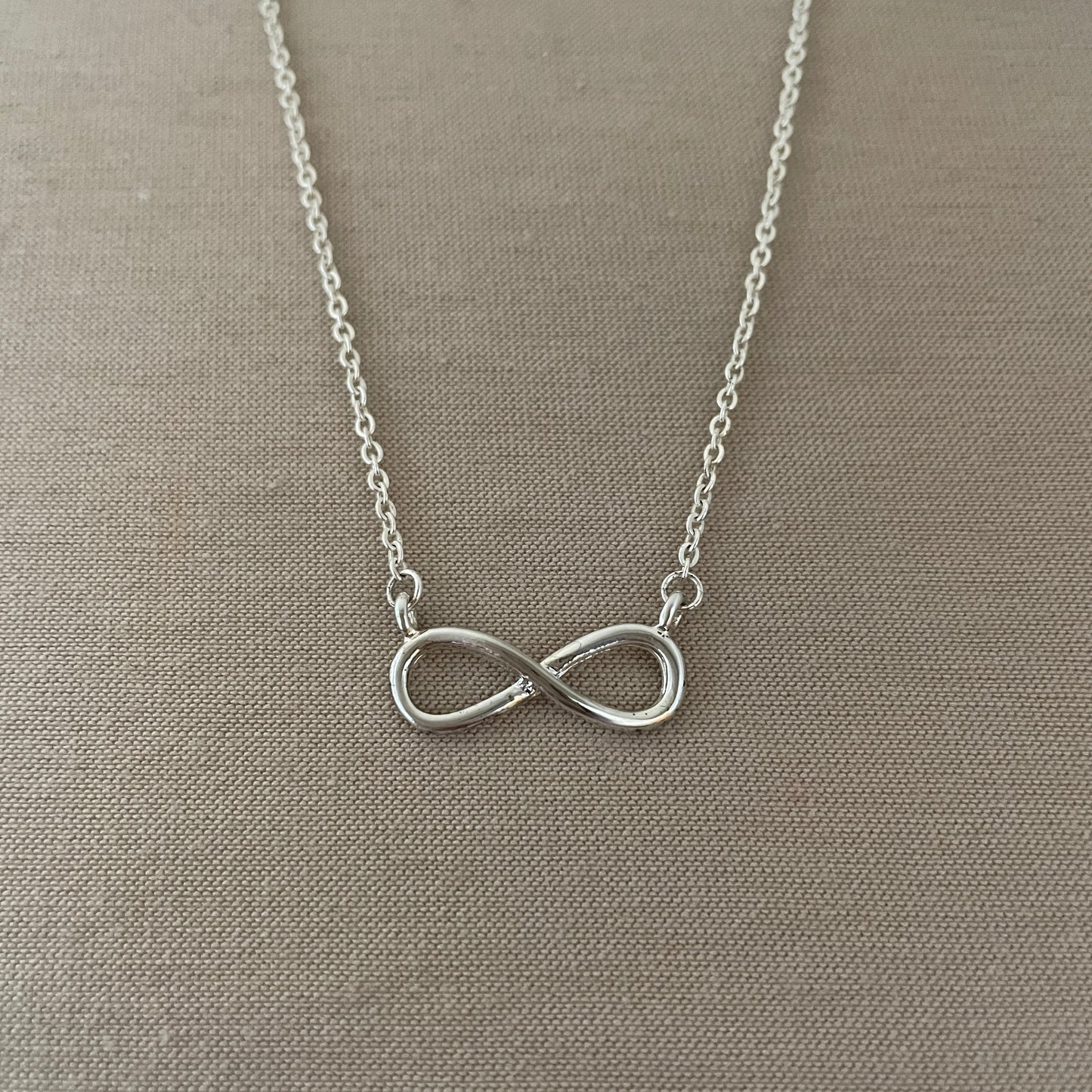Collar delicado de infinito