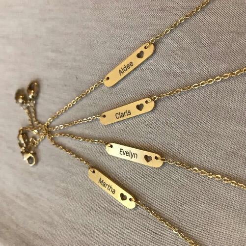Pulsera delicada de acero inoxidable de barra con corazón y grabado de amigas