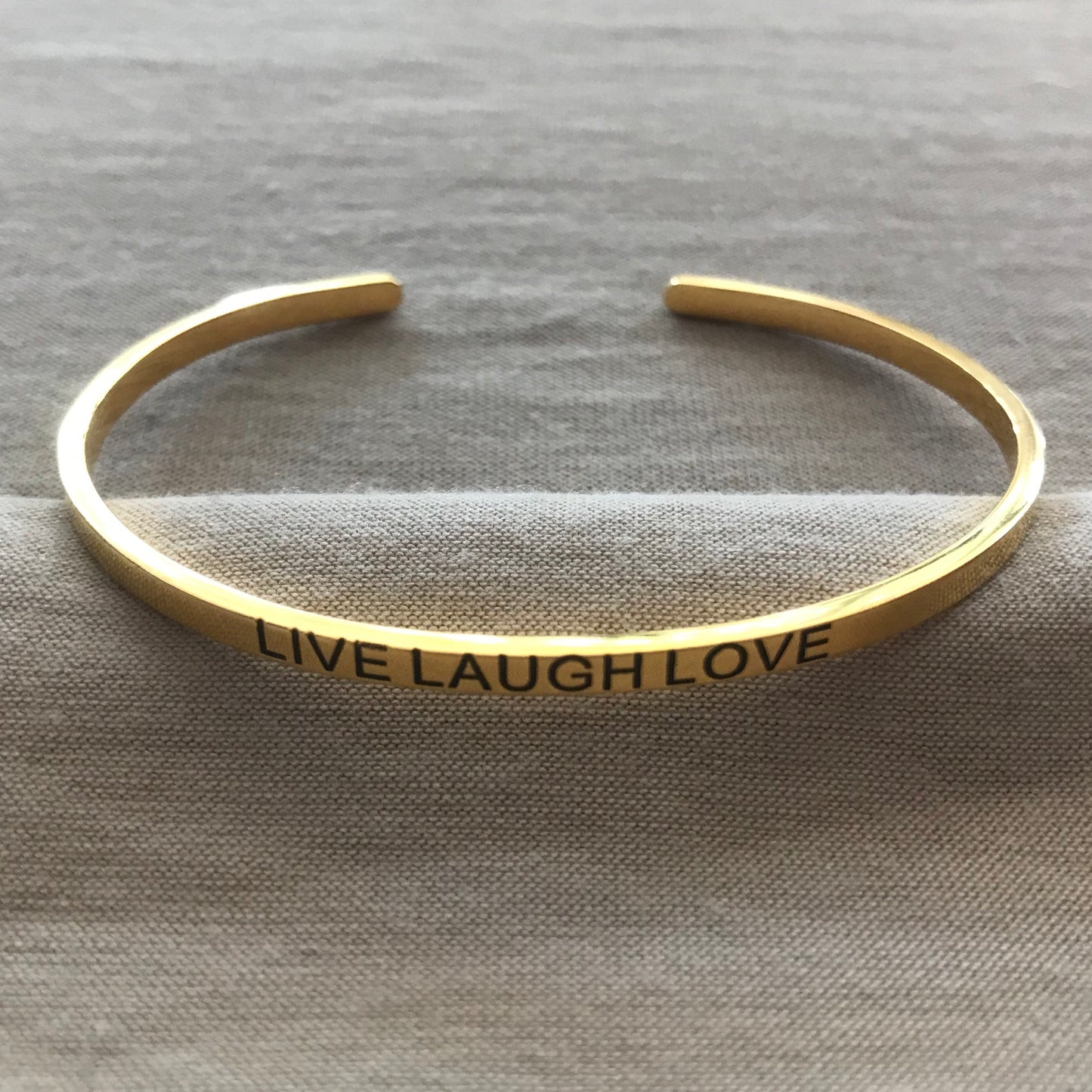 Brazalete rígido con grabado Live Laugh Love
