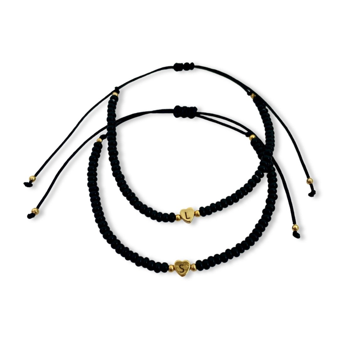 Pulseras de parejas de Shakira con dije corazón grabado inicial