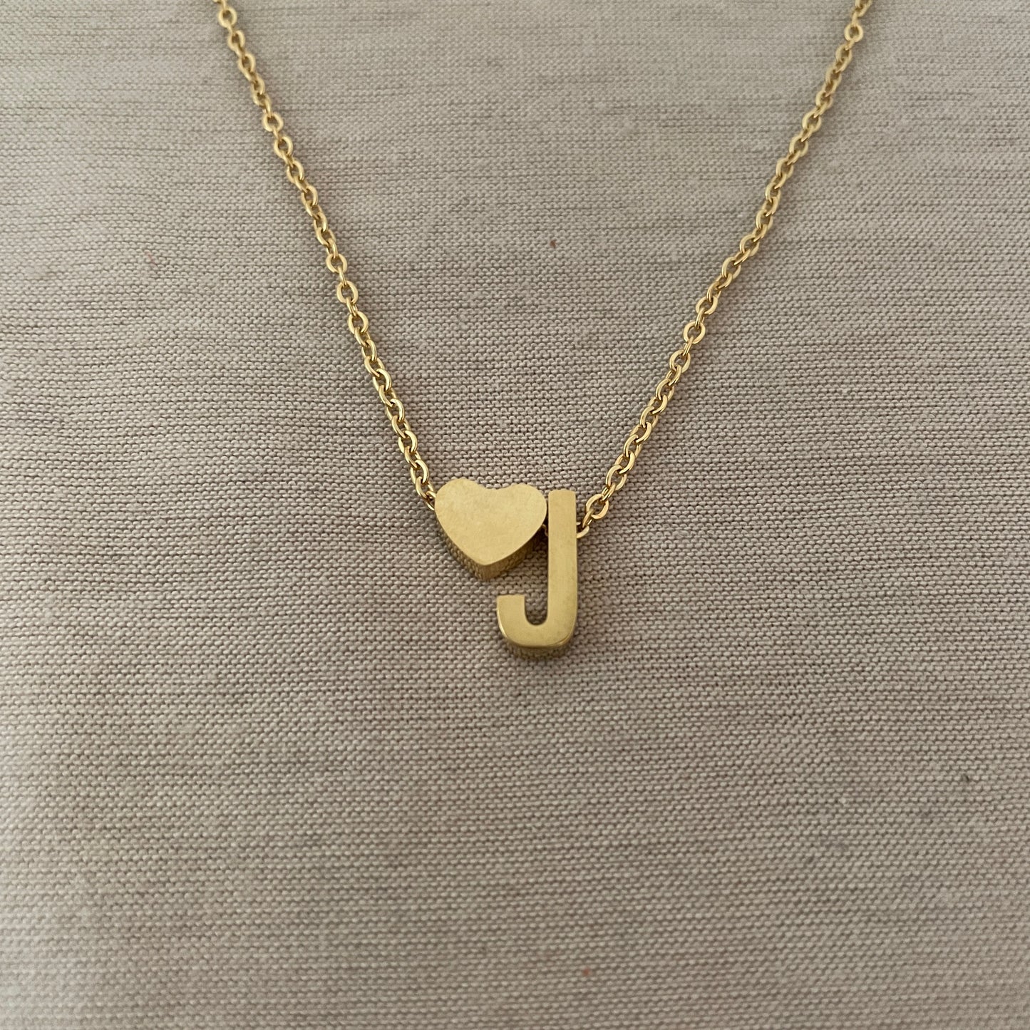 Collar delicado de corazón y letra pequeña