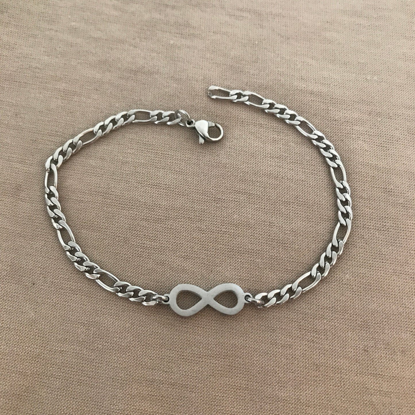 Pulsera de hombre con dije de infinito
