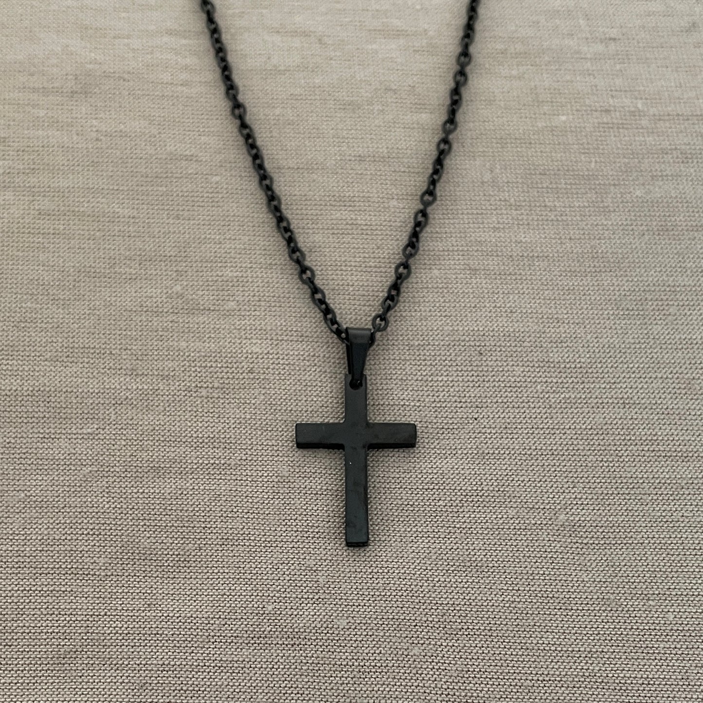 Collar de cruz negra