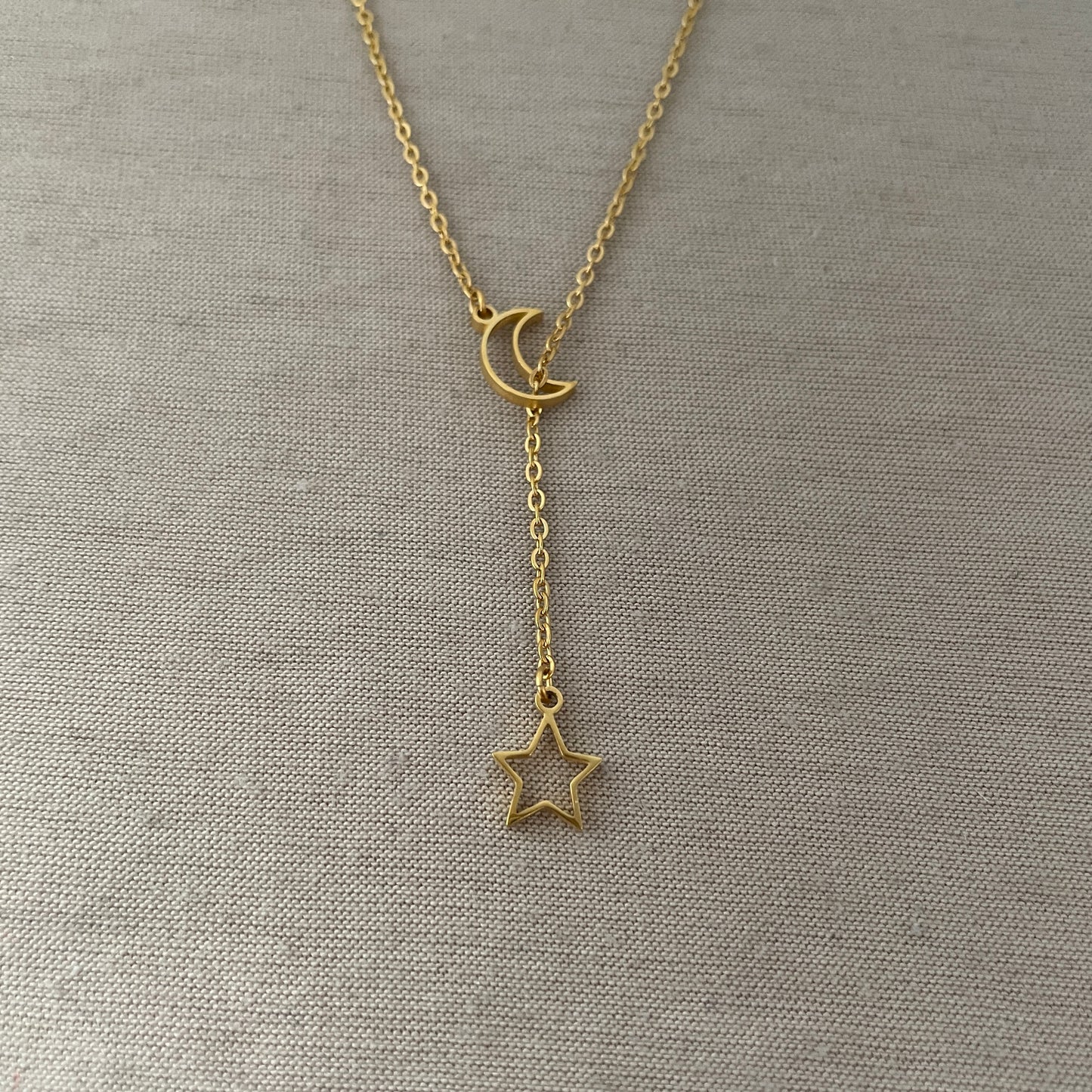 Collar delicado asimétrico de luna y estrella
