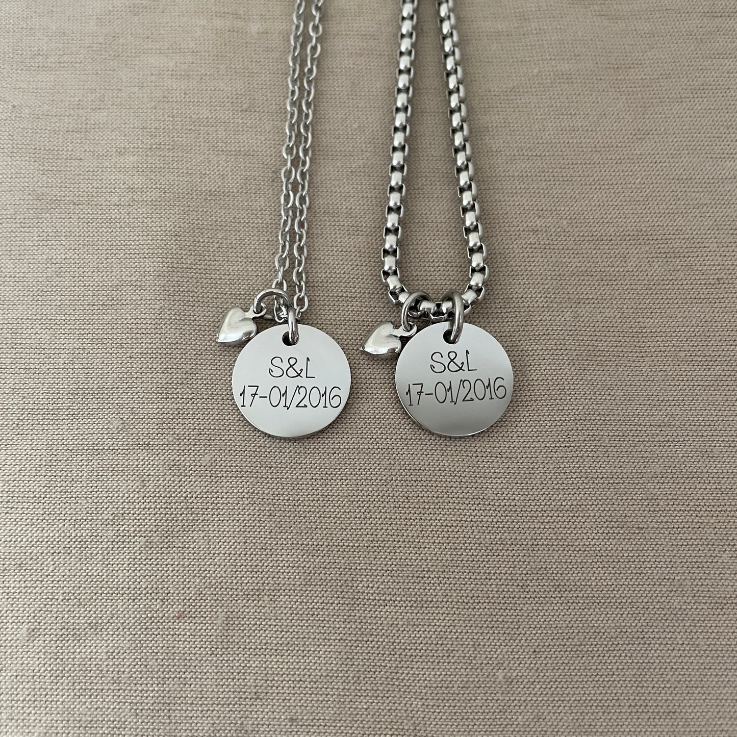 Collares de parejas personalizados con iniciales y fecha