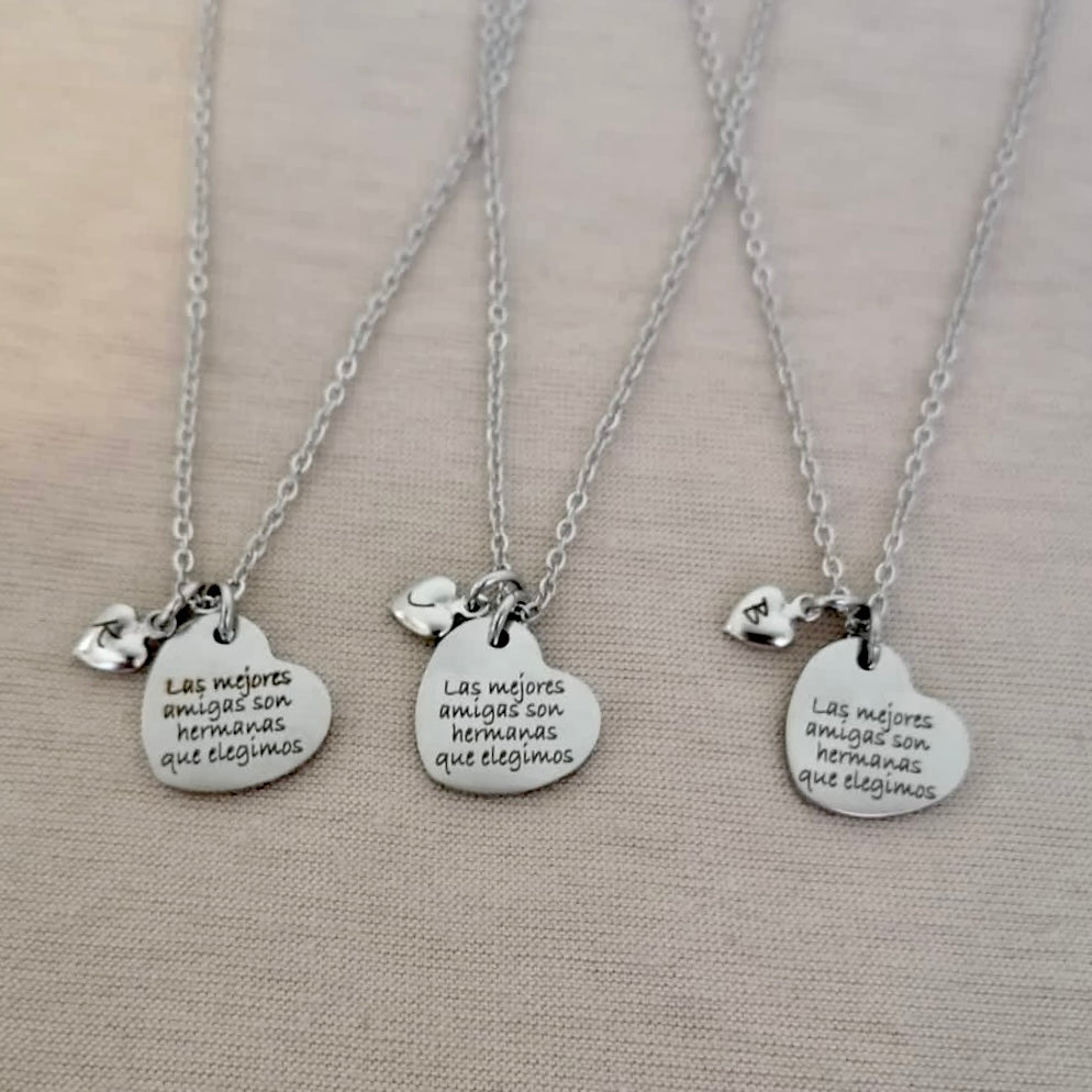 Collar delicado de acero inoxidable de dije de corazón grabado “Las mejores amigas son hermanas que elegimos”