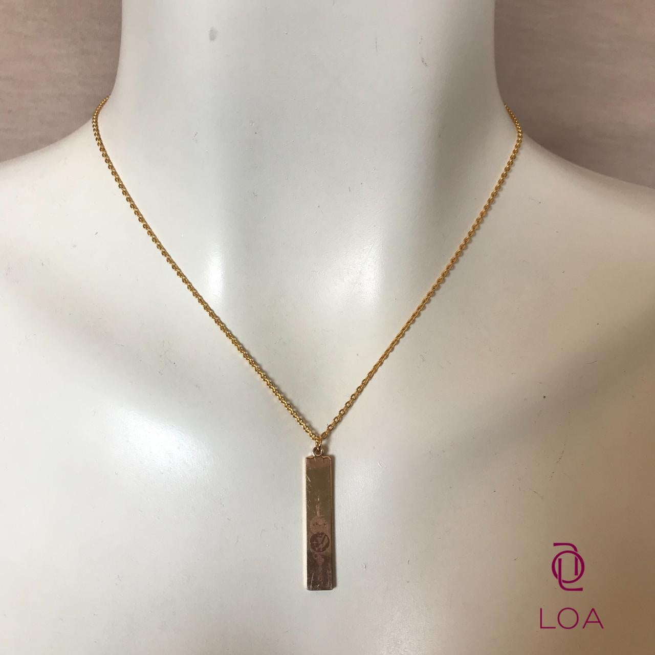 Collar de barra con grabado de mundo