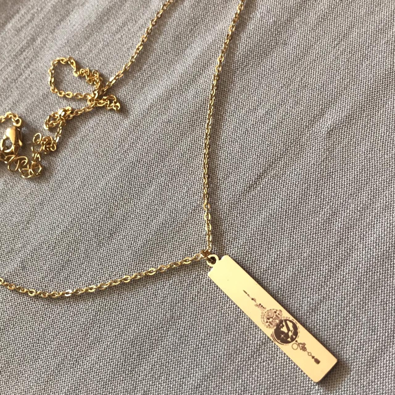 Collar de barra con grabado de mundo