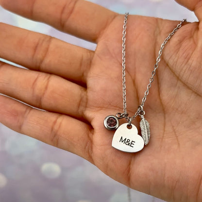 Collar de corazon con zirconia y pluma