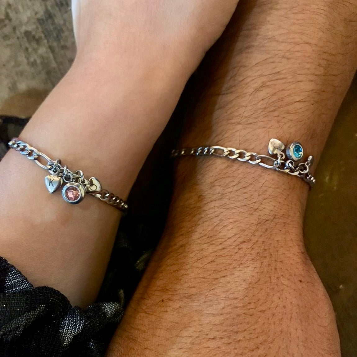 Pulseras de parejas con dijes de corazones y zirconia de color