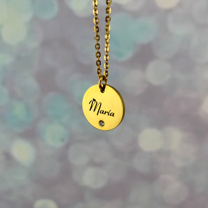 Collar delicado con brillante y nombre