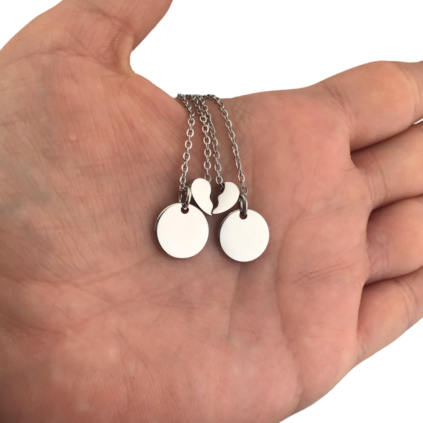 Collares de pareja con dije circular y corazón partido