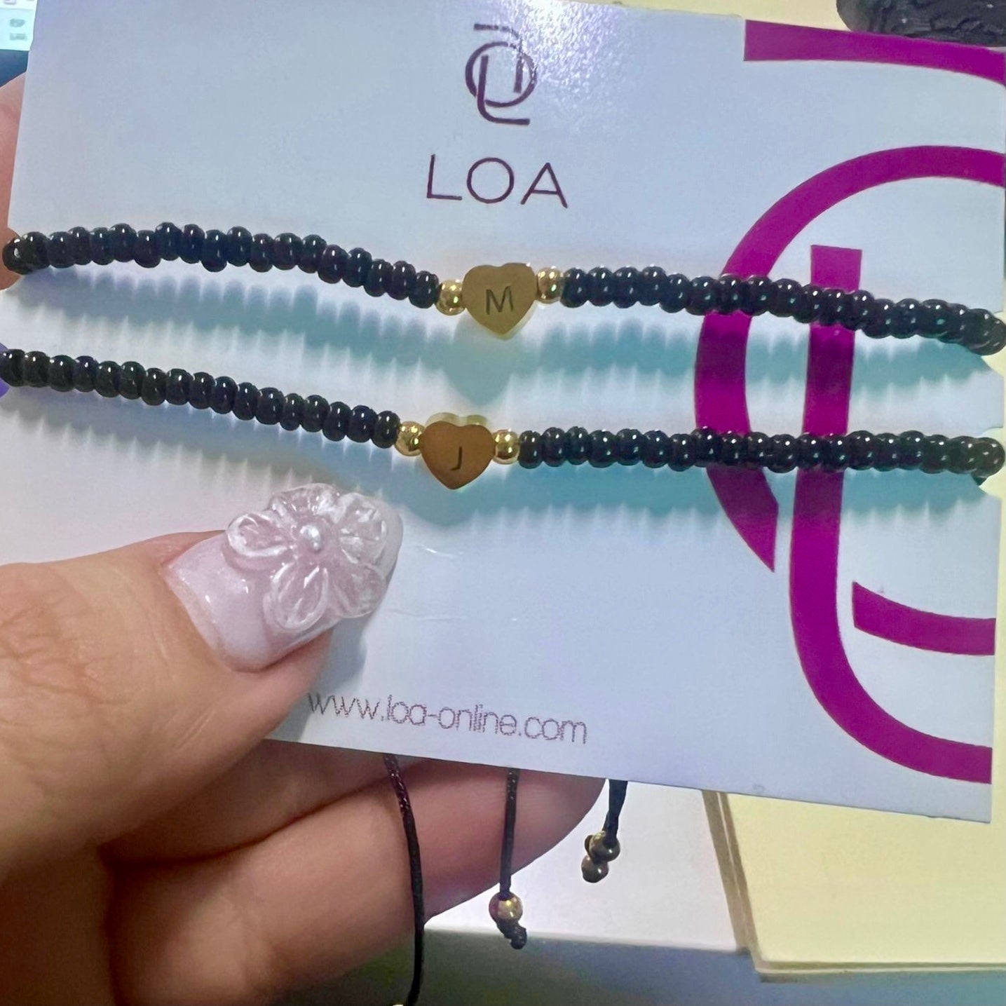 Pulseras de parejas de Shakira con dije corazón grabado inicial