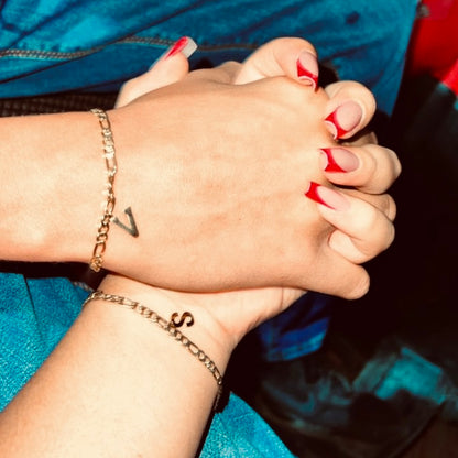 Pulseras de pareja con iniciales