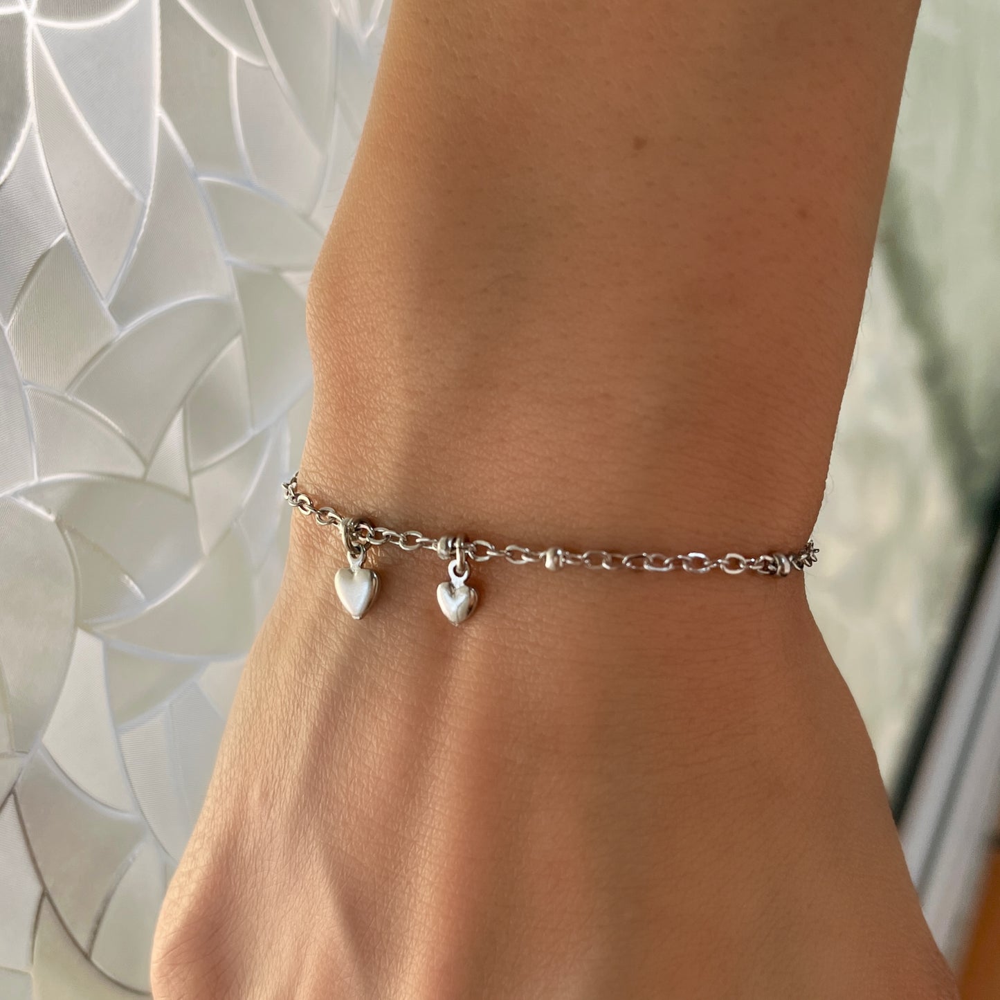 Pulsera delicada de acero inoxidable con corazoncitos