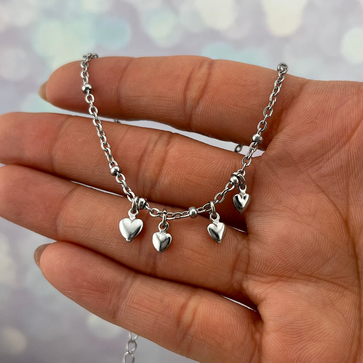 Pulsera delicada de acero inoxidable con corazoncitos