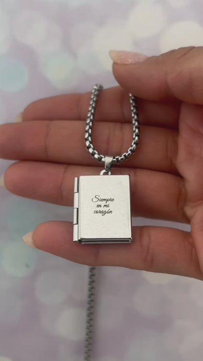 Collar relicario libro