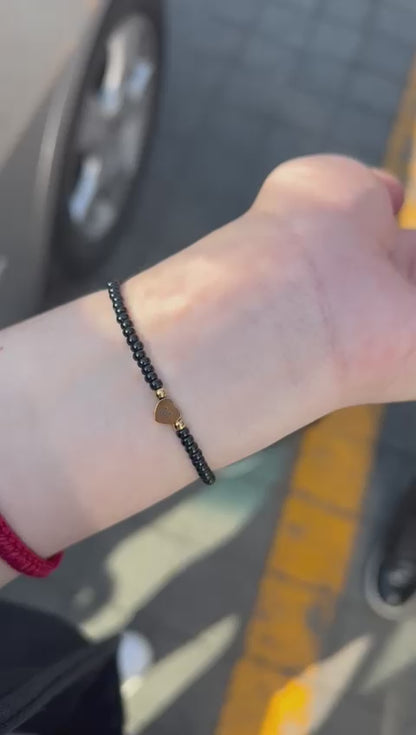 Pulseras de parejas de Shakira con dije corazón grabado inicial